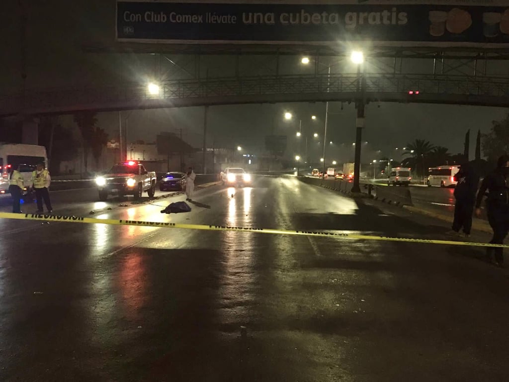 Hombre se lanza desde puente peatonal y es impactado por camioneta en  Saltillo - El Siglo