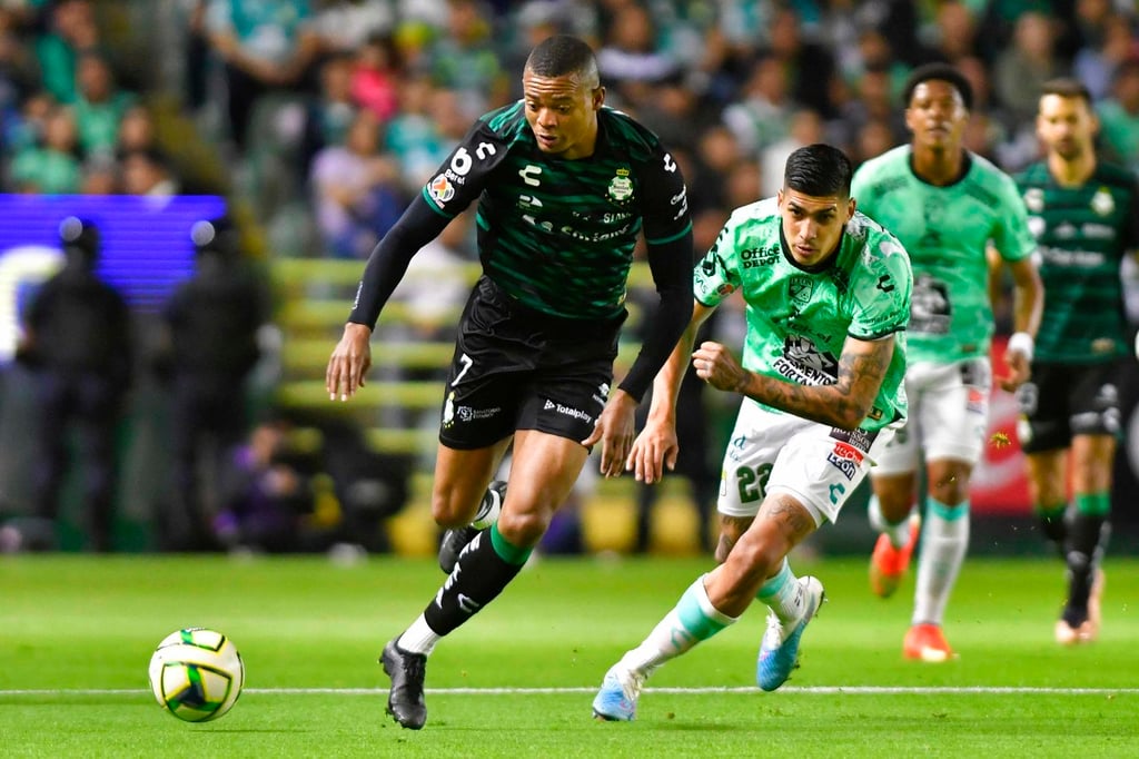 Santos Laguna paid dearly for its mistakes and fell yesterday 4-1  once morest León, in a duel on the 12th.