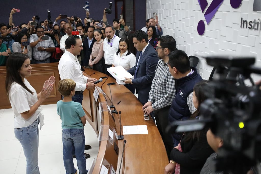Manolo Jiménez registra su candidatura a gubernatura de Coahuila