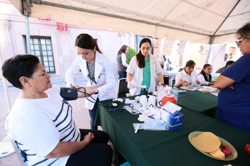 Las autoridades de salud señalan que la única manera de detectar la hipertensión es recurrir a un profesional de la salud.