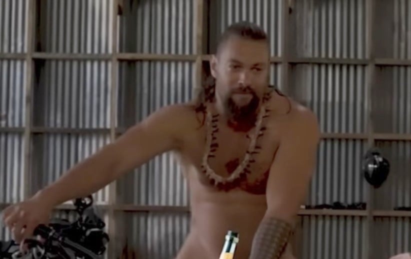 Jason Momoa se muestra en video paseando en bicicleta sin ropa