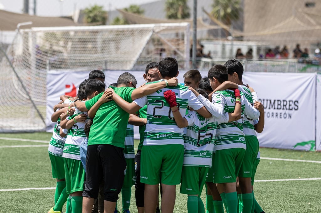 Peñoles y Fresnillo plc refrendaron su compromiso de seguir generando espacios seguros donde los pequeños puedan practicar el futbol apoyados de un equipo experto.