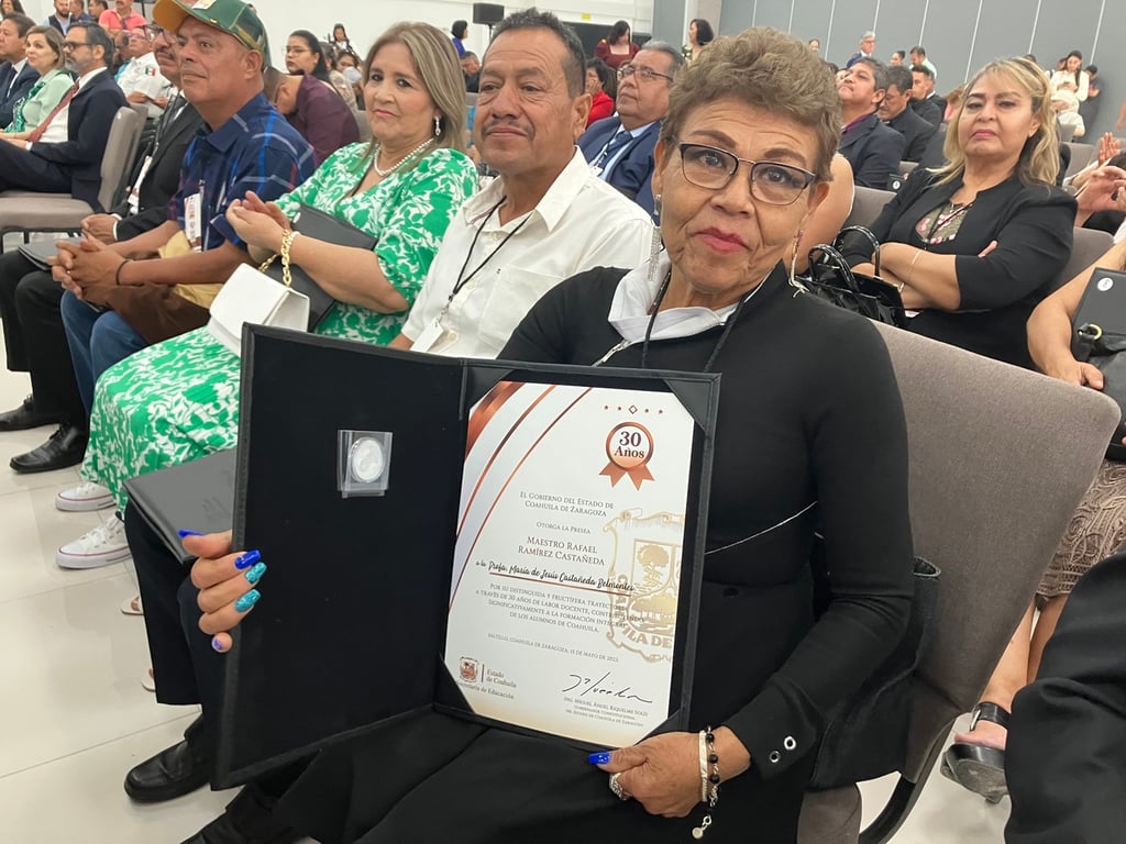 María de Jesús recibió un reconocimiento por 30 años de servicio y dice que siempre estuvo enamorada de su trabajo. (EL SIGLO DE TORREÓN)