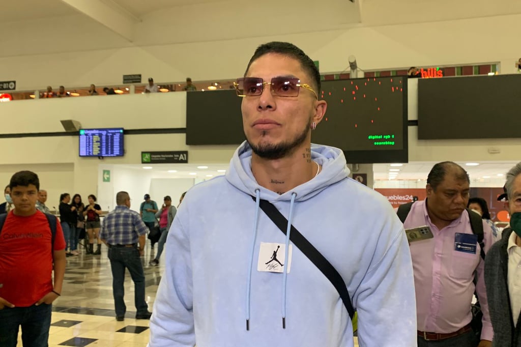 'Es un sueño'; Carlos Salcedo llega a la CDMX para reportar con Cruz