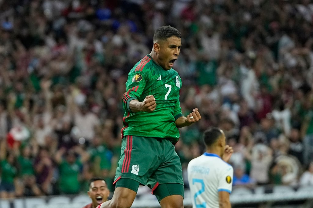 El mexicano Luis Romo celebra tras anotar un gol en el encuentro ante Honduras en el inicio de la Copa Oro el domingo 25 de junio del 2023. (AP Foto/David J. Phillip)


