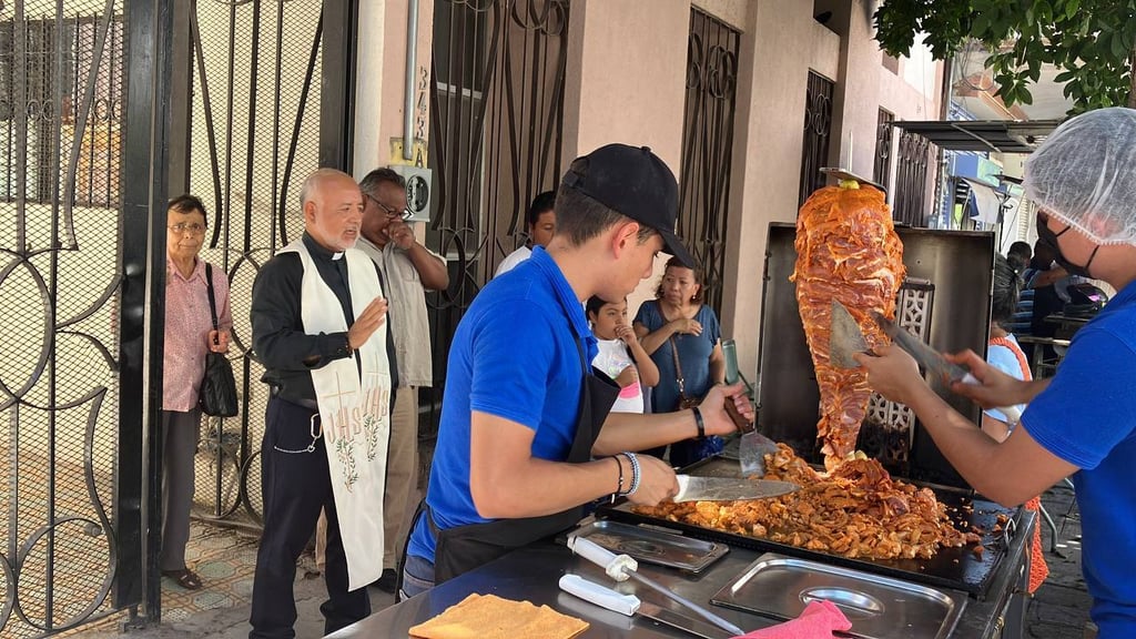 En agradecimiento a los favores recibidos, María Luisa junto con sus hijas, originarias del ejido La Unión, regalaron órdenes de tacos. (VAYRON INFANTE)