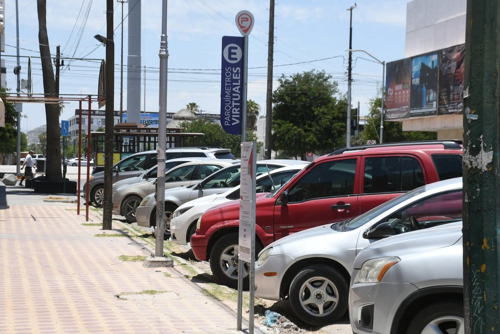 En avenidas como la Matamoros ya hay algunos tótems o señalizaciones verticales, con toda la información sobre las tres opciones de pago del nuevo sistema de parquímetros. (FERNANDO COMPEÁN)