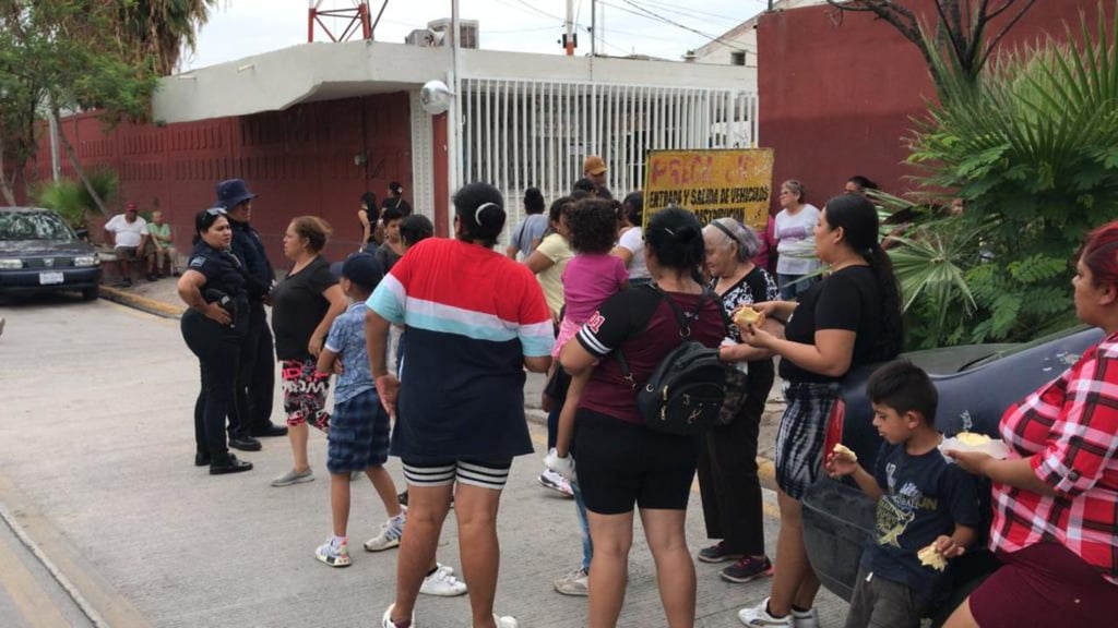 Protestan ciudadanos porque tienen cinco días sin luz en las colonias Caleras Solares y la Primera de Independencia. (FERNANDO COMPEÁN / EL SIGLO DE TORREÓN)