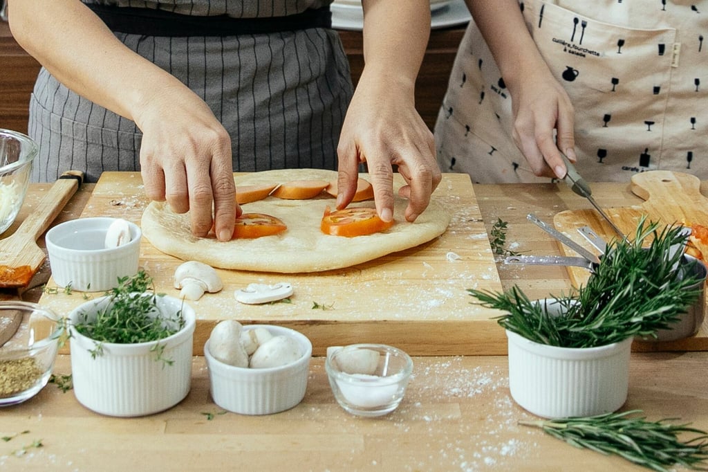 Realizar actividades como cocinar puede ayudar a reducir el dolor y la incomodidad mientras cocinan.