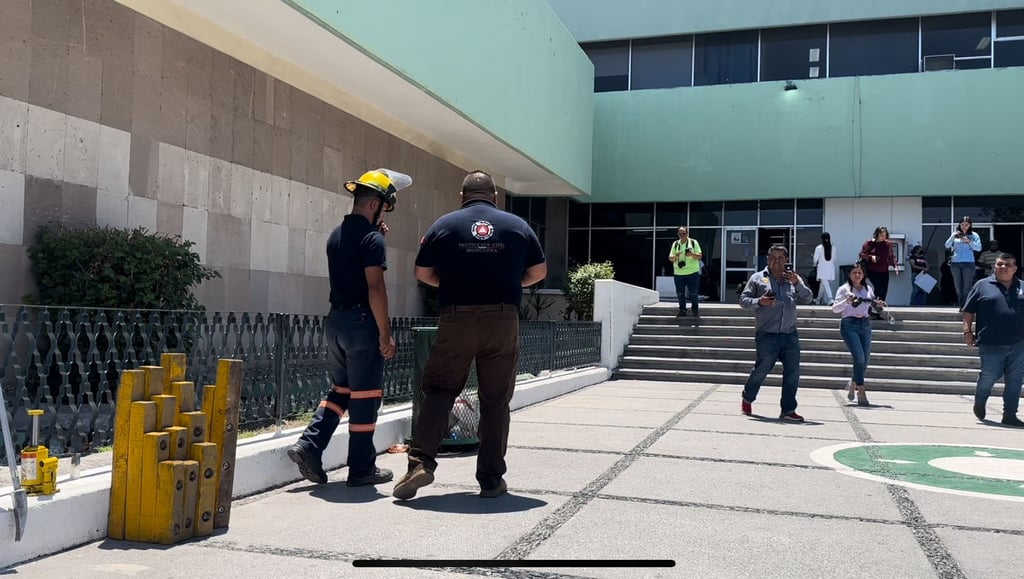 Una fuente del hospital informó que no extrajeron desde el inicio a las personas por los protocolos establecidos por la empresa que brinda mantenimiento a los equipos de los elevadores. (SERGIO A. RODRÍGUEZ)