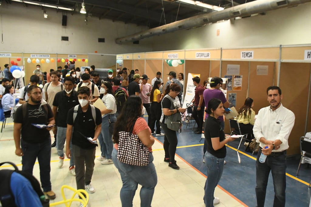 Acudieron cientos de buscadores por las mil 200 vacantes de la Feria del Empleo en Torreón. (FERNANDO COMPEÁN / EL SIGLO DE TORREÓN)