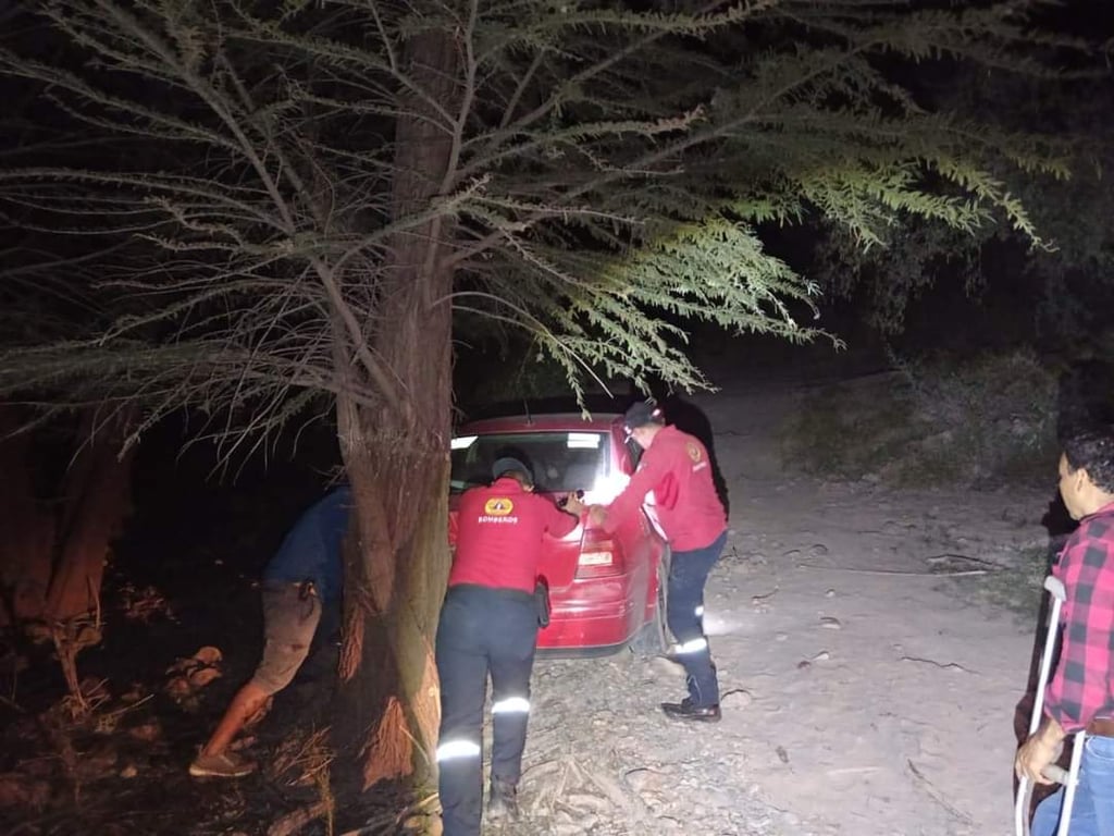 Después de varios intentos por liberar el vehículo, mismo que terminó atascado en la grava, los afectados decidieron pedir ayuda a las corporaciones de rescate de la ciudad. (EL SIGLO DE TORREÓN)