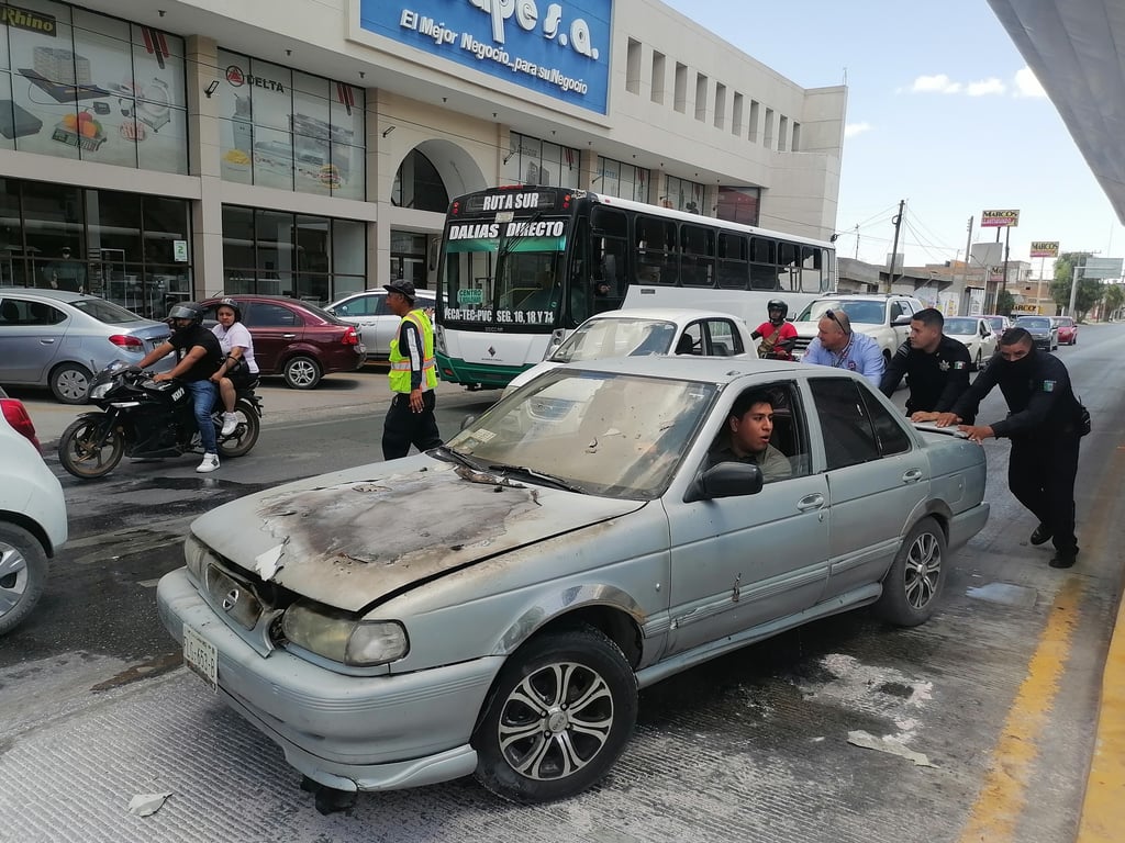 Se Incendia Auto En El Bulevar Revolución En Torreón El Siglo De Torreón 0775