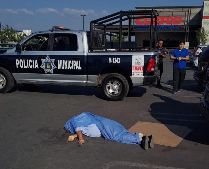 Muere adulto mayor en estacionamiento de centro comercial en Saltillo