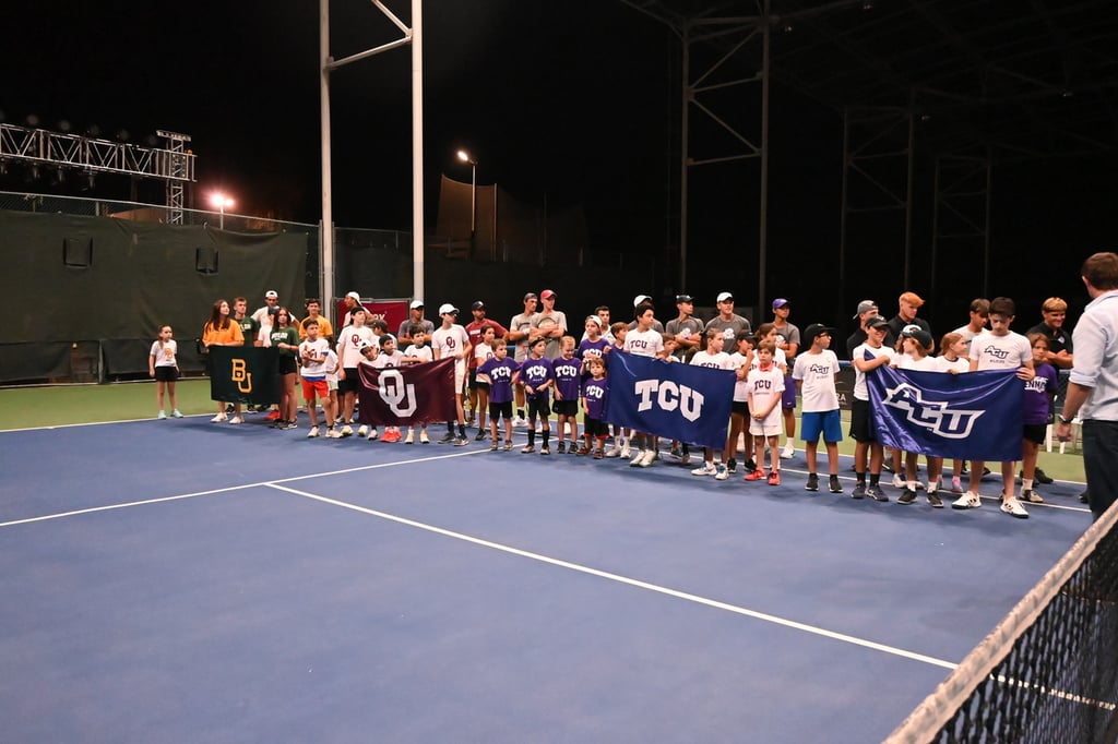 Todos los tenistas estudiantiles, estuvieron presentes durante la ceremonia de apertura. (Foto Ramón Sotomayor)