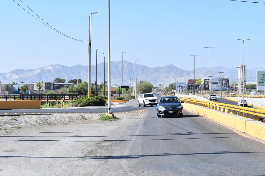 El director de Obras Públicas en Torreón destacó que con las adecuaciones, el flujo continuo se está dando, pero sí es importante que los automovilistas no se metan a la fila. (FERNANDO COMPEÁN) 