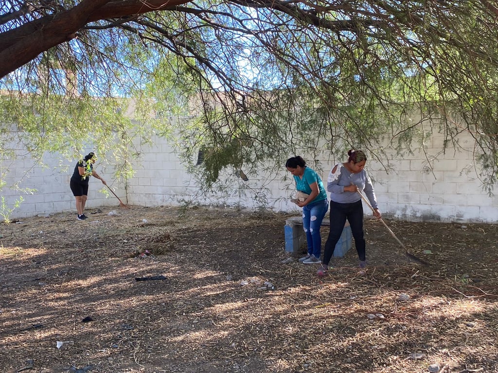 Díaz Femath reconoció a las vecinas y vecinos que se unieron a la brigada de Parques y Jardines. (CORTESÍA)