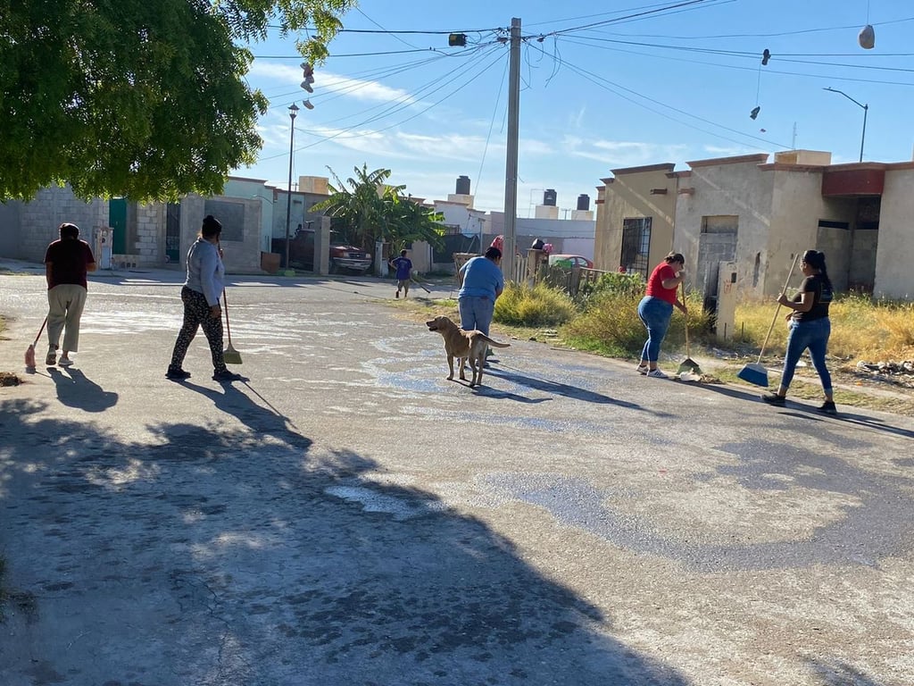 Autoridades reconocen a las vecinas y vecinos que se unieron a la brigada de Parques y Jardines. (CORTESÍA)