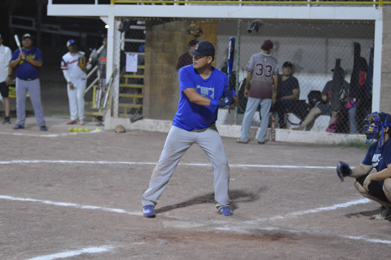 Mucho bateo en la Liga de Softbol de Bola Lenta en el Club San Isidro