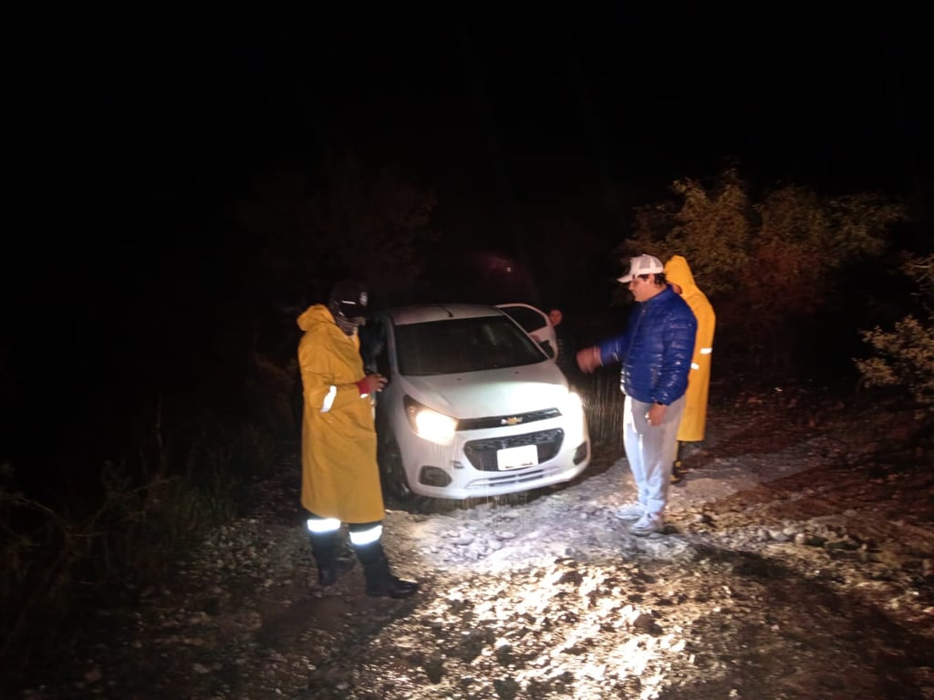 Después de algunos minutos, los rescatistas lograron sacar la unidad de la zona donde se encontraba. (EL SIGLO DE TORREÓN)