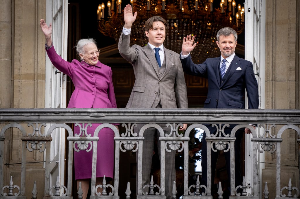 El príncipe Christian de Dinamarca junto a la reina Margarita de Dinamarca y su padre, el príncipe Frederik. 