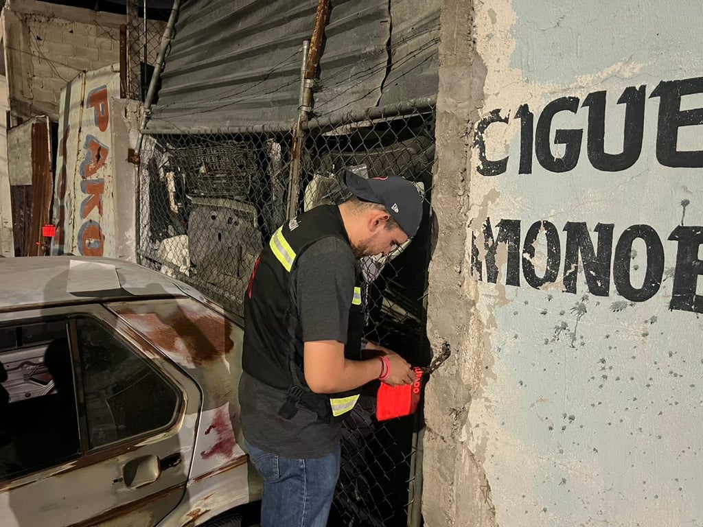 El local dedicado al desmantelamiento de vehículos no contaba con extintores del tipo adecuado para los materiales que manejaba, detalló el funcionario. (EL SIGLO DE TORREÓN)