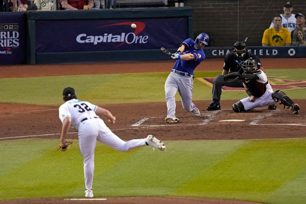 Corey Seager conectó un cuadrangular de dos carreras en la tercera entrada y brilló con una jugada clave a la defensa, en la victoria de los Rangers 3-1 sobre Diamondbacks en el juego 3 de la Serie Mundial.