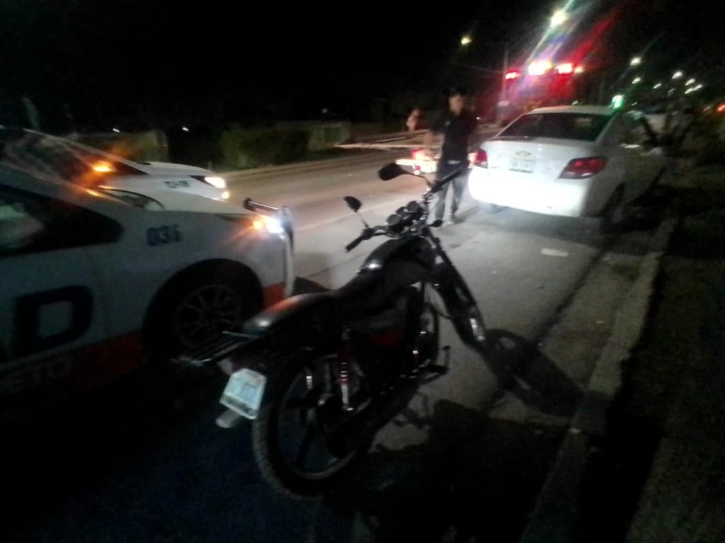 Motociclista resulta lesionado al ser impactado por vehículo.