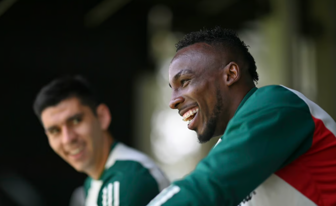 Mario Carrillo tunde a Julián Quiñones previo a su debut en la Selección Mexicana