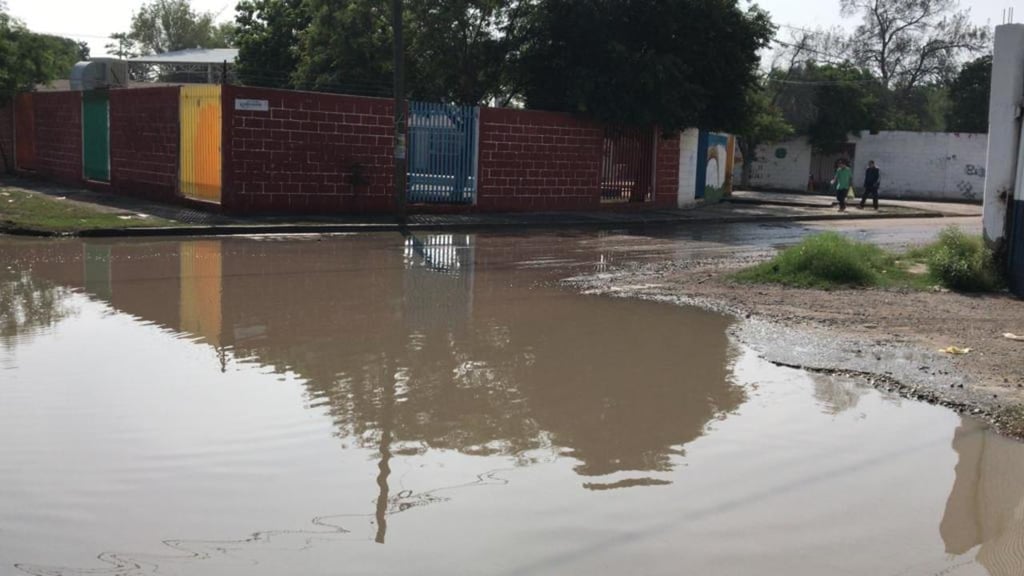 Vecinos de la colonia González Bocanegra piden la intervención del Simas Torreón, pues se inunda el acceso a kínder y primaria. (EL SIGLO DE TORREÓN)