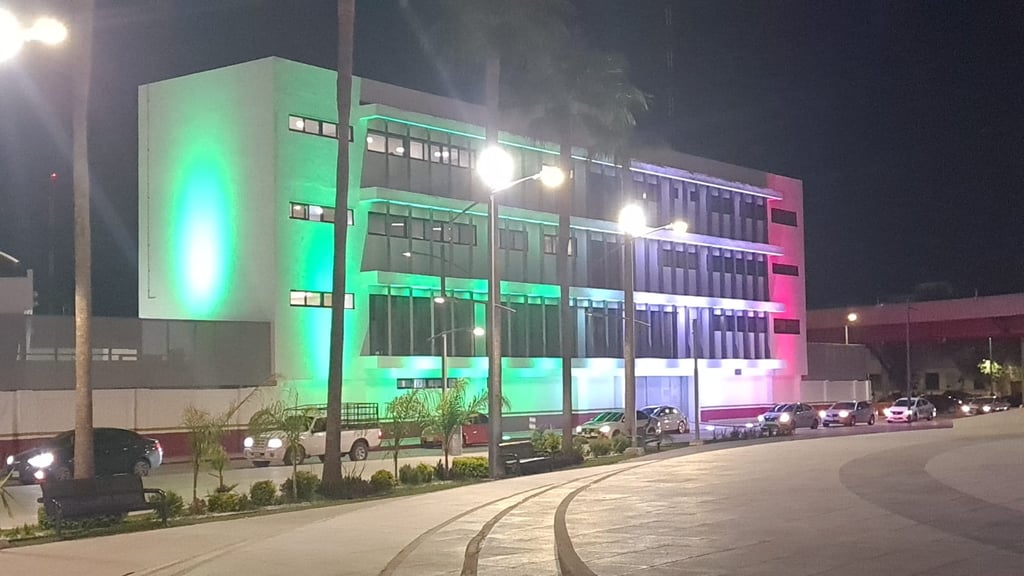 El edificio cuenta con iluminación con los colores de bandera nacional. (Foto: RENÉ ARELLANO / EL SIGLO COAHUILA)