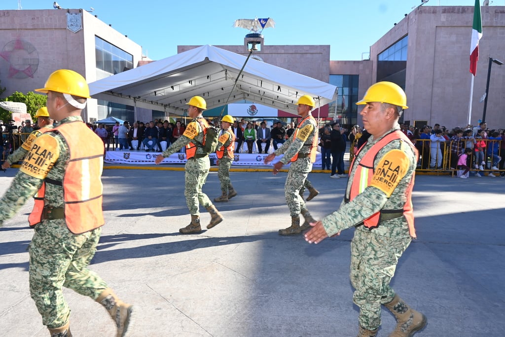 Los contingentes partieron a las 9:00 horas de la calle Urrea esquina con calle Victoria y finalizaron a las afueras de la presidencia. (RAMÓN SOTOMAYOR / EL SIGLO DE TORREÓN)