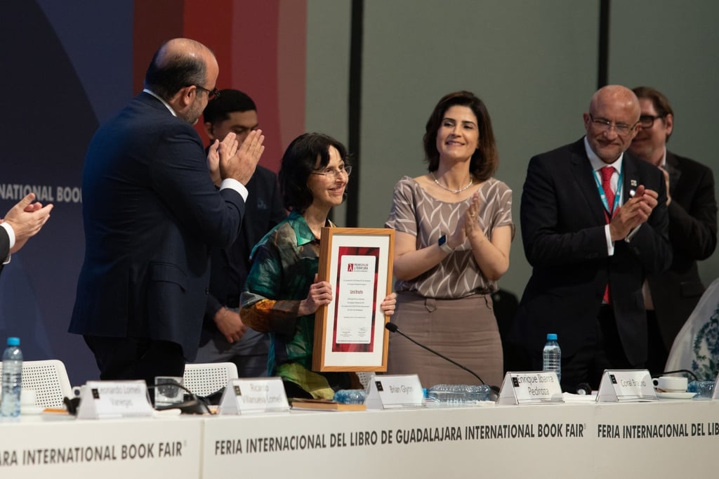 La trigésima séptima edición de la Feria Internacional del Libro de Guadajara (FIL Guadalajara) fue inaugurada durante la mañana de este sábado. A las 11:00 horas, en el Auditorio Juan Rulfo de la Expo Guadalajara, la poeta mexicana Coral Bracho recibió el Premio FIL de Literatura en Lenguas Romances 2023, el galardón más importante de este encuentro literario. (FOTO: Universidad de Guadalajara)

