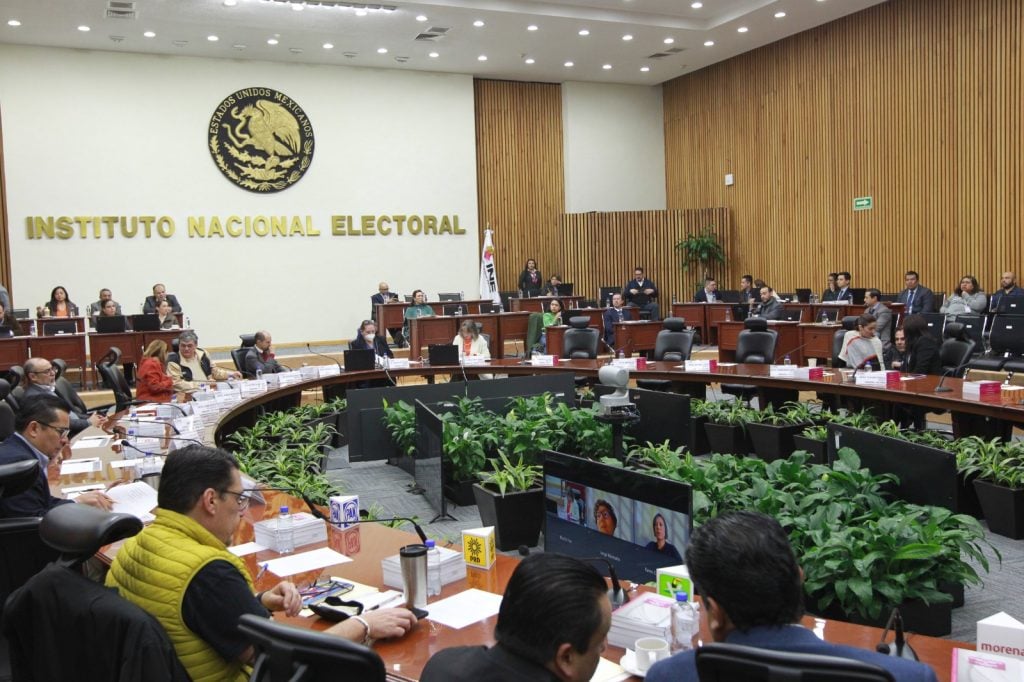 El Consejo General del Instituto Nacional Electoral (INE) definió la forma en que implementará acciones afirmativas para garantizar el principio de paridad de género e incluir a grupos vulnerables en el registro de candidaturas a diputaciones y senadurías en el Proceso Electoral Federal (PEF) 2023-2024.