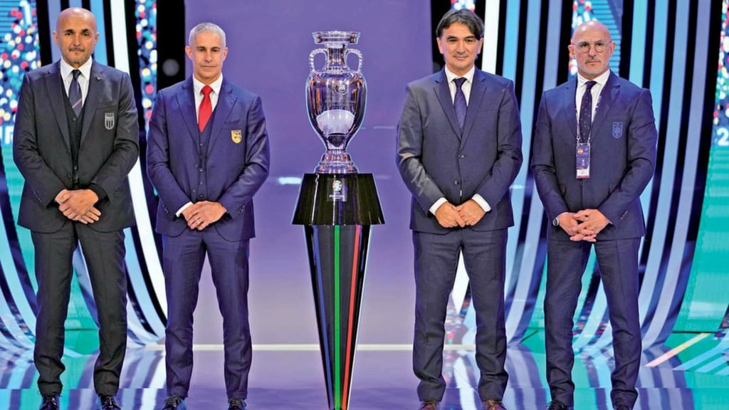 De izquierda a derecha, los técnicos de Italia Luciano Spalletti, de Albania Sylvinho, de Croacia Zlatko Dalic, y de España Luis de la Fuente posan con el trofeo de la Eurocopa 2024 tras el sorteo de ayer. (AP)
