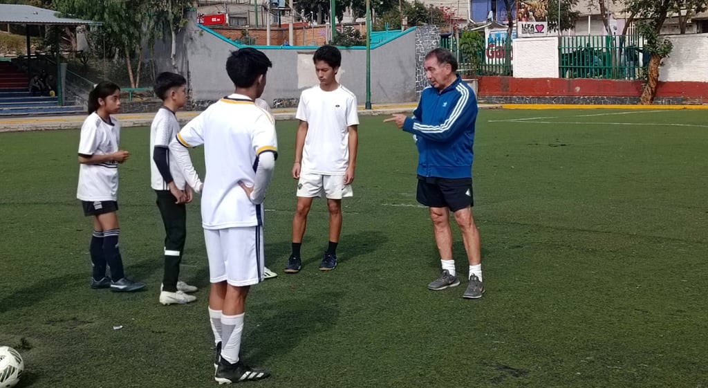 La Comisión Nacional de Cultura Física y Deporte (Conade), a través de su línea de acción de Centro del Deporte Escolar y Municipal (Cedem), continúa con las clínicas de futbol, impartidas por el director técnico Mario Carrillo Zamudio, en la alcaldía Tlalpan de la Ciudad de México.