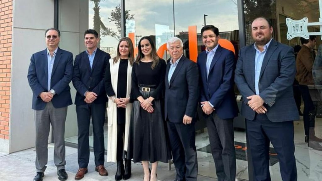 Banregio abre una nueva sucursal en Torreón, con todos los servicios bancarios, desde ventanillas, cajero automático, además de la asesoría, con personal especializado en créditos, temas patrimoniales, apertura de inversiones a plazo, todas las atenciones desde el cuidado del ahorro, protección y rendimiento, así como proyectos de crecimiento empresarial y personal.