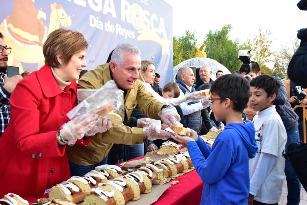 Además de la rosca, se entregaron juguetes y bolos a los niños que acudieron a disfrutar de la convivencia familiar. (CORTESÍA)