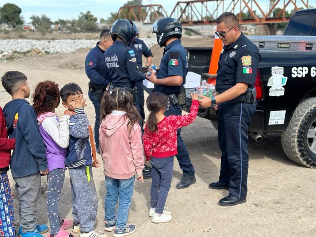 Los policías convivieron con los niños en colonias y ejidos. (EL SIGLO DE TORREÓN)