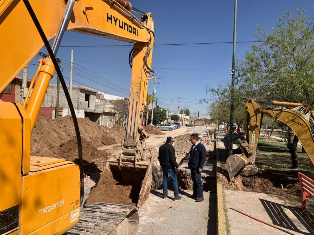 Supervisan la ejecución de las obras, que en una primera etapa abarcan una longitud de 300 metros. (EL SIGLO DE TORREÓN)