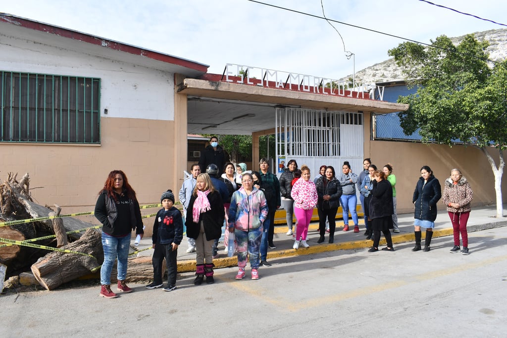 Padres de familia exigen a autoridades retirar árboles que representan un riesgo para estudiantes. (FERNANDO COMPEÁN / EL SIGLO DE TORREÓN)