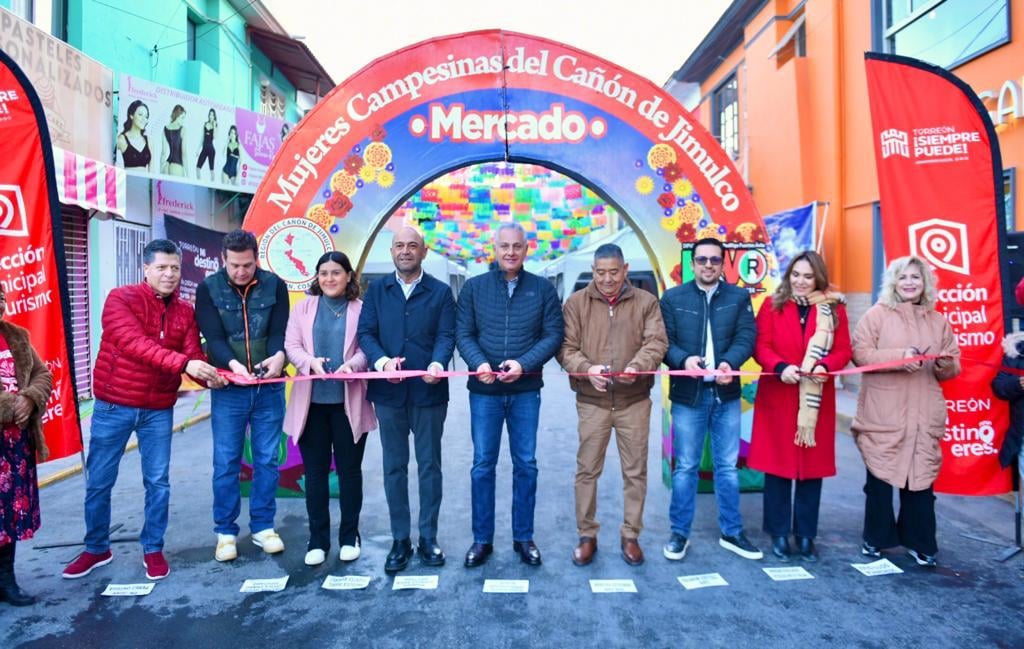 Algunos de los productos que se ofrecen en el mercado como los elaborados con hierbas de la región del Cañón de Jimulco, miel de abeja, gorditas y pan ranchero. (CORTESÍA)