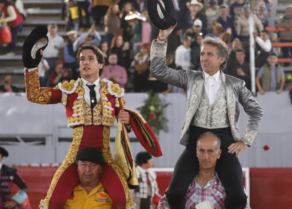 Junto al legendario rejoneador Pablo Hermoso de Mendoza, el matador lagunero recibió palmas (ESPECIAL)