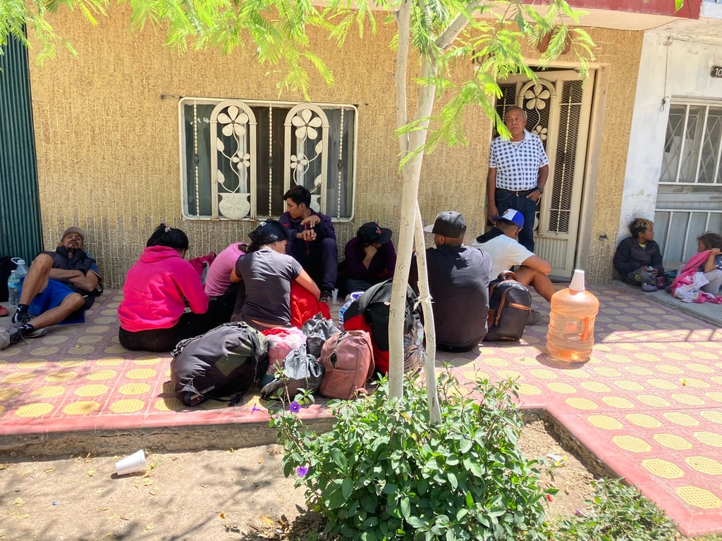 Luis Carlos Torres Álvarez, vecino de la calle Juárez, ha brindado ayuda a los migrantes que han llegado hasta la puerta de su hogar.