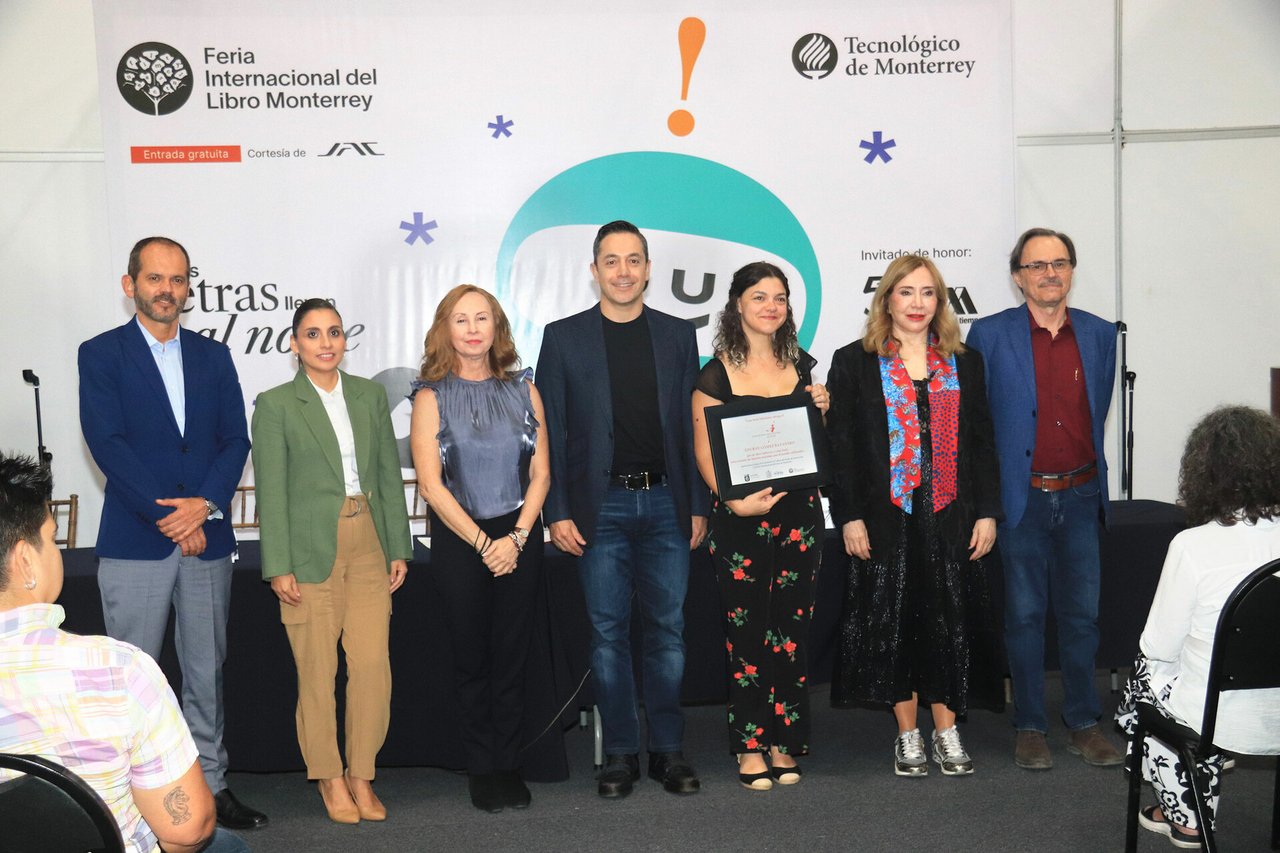 La poeta española Edurne Batanero y el equipo de la editorial Vaso Roto, en la ceremonia del Premio de Poesía Joven Vaso Roto 2024 en la Feria Internacional del Libro Monterrey. Foto: FIL Monterrey