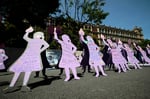 Figuras que representan a víctimas de feminicidio colocadas durante una protesta frente a la Suprema Corte de Justicia en Ciudad de México, el 3 de octubre de este año. Foto: EFE/ José Méndez