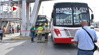 Chocan camiones de transporte público en la carretera Torreón-Matamoros