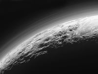 Descubren extensa y extraña región ondulada en Plutón