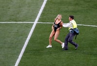 Mujer ingresa al campo de juego en la final de la Champions