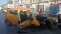 Unidad de la FGE choca contra taxi en Torreón